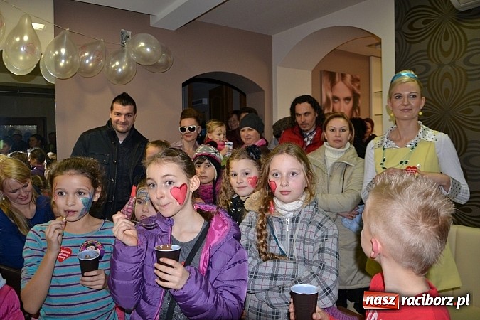 Zdjęcie w galerii na portalu naszraciborz.pl: Fryzjerki z Tworkowa dla WOŚP wiadomości z regionu