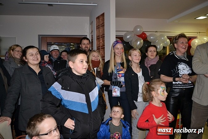 Zdjęcie w galerii na portalu naszraciborz.pl: Fryzjerki z Tworkowa dla WOŚP wiadomości z regionu