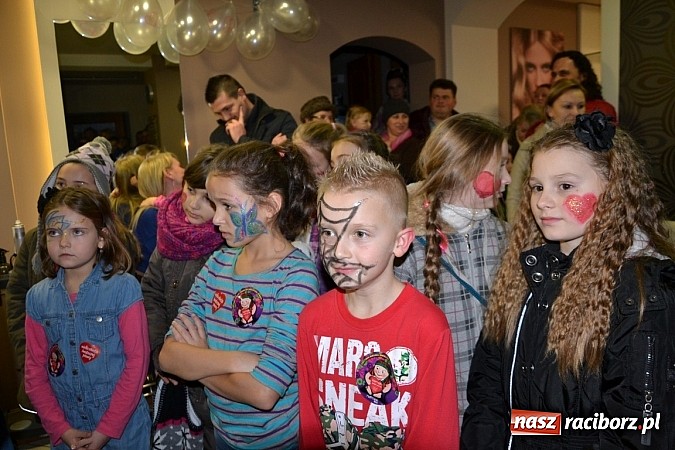 Zdjęcie w galerii na portalu naszraciborz.pl: Fryzjerki z Tworkowa dla WOŚP wiadomości z regionu