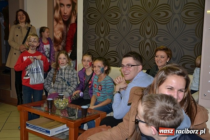 Zdjęcie w galerii na portalu naszraciborz.pl: Fryzjerki z Tworkowa dla WOŚP wiadomości z regionu