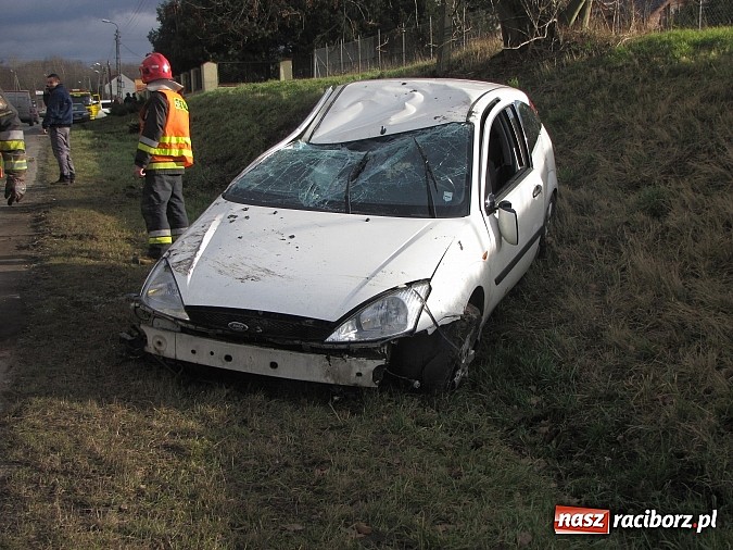 Zdjęcie w galerii na portalu naszraciborz.pl: Dachowanie forda focusa w Rydułtowach. Interweniowali nasi strażacy wiadomości z regionu