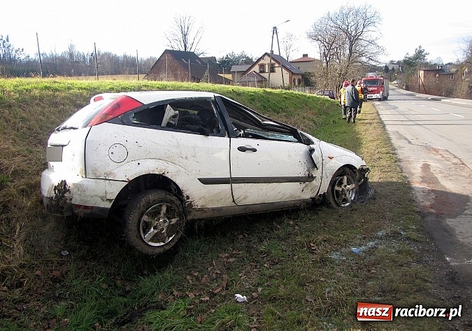 Zdjęcie w galerii na portalu naszraciborz.pl: Dachowanie forda focusa w Rydułtowach. Interweniowali nasi strażacy wiadomości z regionu