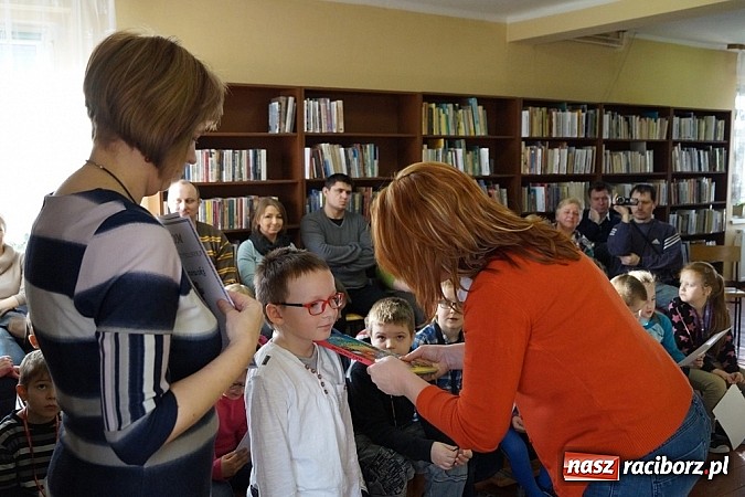 Zdjęcie w galerii na portalu naszraciborz.pl: Nowi czytelnicy w Markowicach wiadomości z regionu