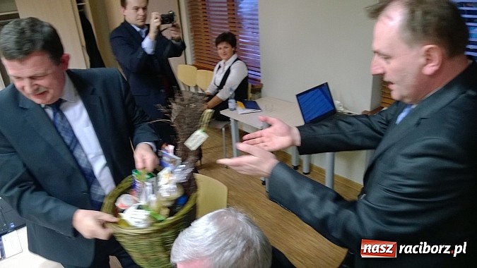 Zdjęcie w galerii na portalu naszraciborz.pl: R&oacute;g obfitości radnego Malcharczyka wiadomości z regionu