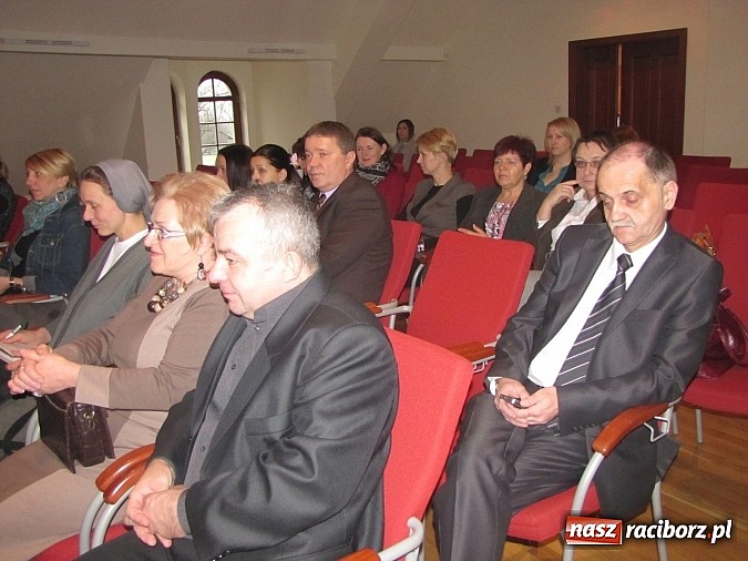 Zdjęcie w galerii na portalu naszraciborz.pl: Rodzina drogowskazem – o randze rodziny na Zamku Piastowskim wiadomości z regionu