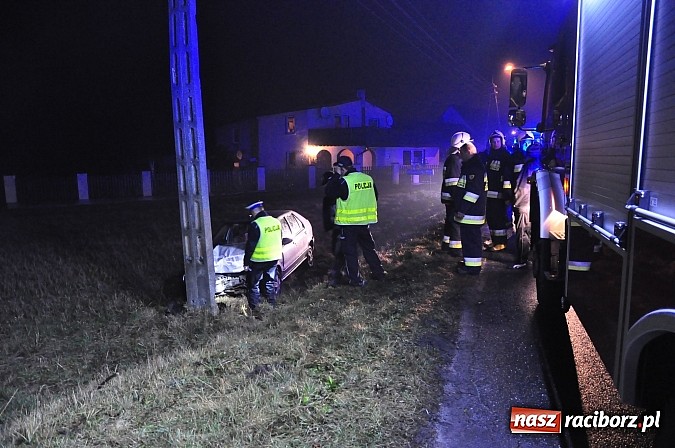 Zdjęcie w galerii na portalu naszraciborz.pl: W Nędzy renault uderzyło w słup energetyczny wiadomości z regionu