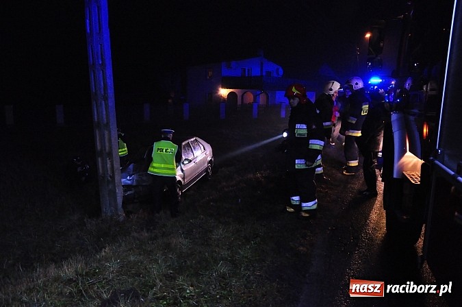 Zdjęcie w galerii na portalu naszraciborz.pl: W Nędzy renault uderzyło w słup energetyczny wiadomości z regionu