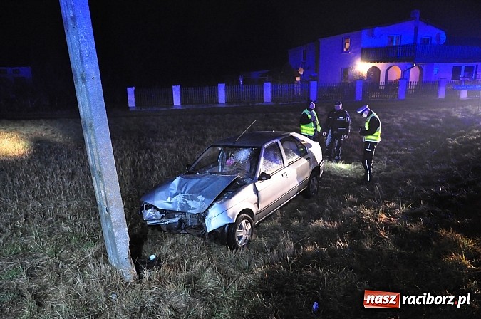 Zdjęcie w galerii na portalu naszraciborz.pl: W Nędzy renault uderzyło w słup energetyczny wiadomości z regionu