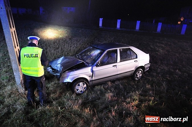 Zdjęcie w galerii na portalu naszraciborz.pl: W Nędzy renault uderzyło w słup energetyczny wiadomości z regionu