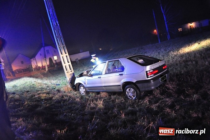 Zdjęcie w galerii na portalu naszraciborz.pl: W Nędzy renault uderzyło w słup energetyczny wiadomości z regionu