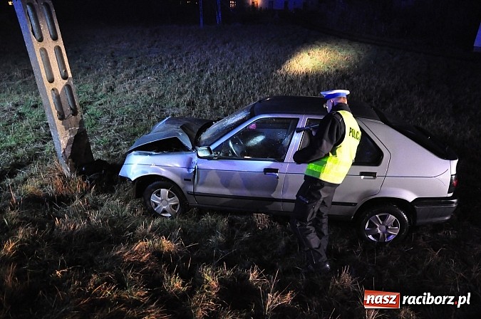 Zdjęcie w galerii na portalu naszraciborz.pl: W Nędzy renault uderzyło w słup energetyczny wiadomości z regionu
