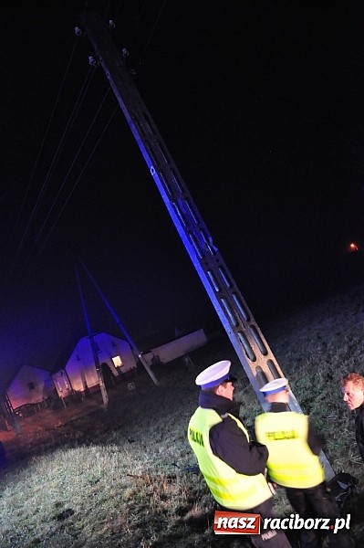 Zdjęcie w galerii na portalu naszraciborz.pl: W Nędzy renault uderzyło w słup energetyczny wiadomości z regionu