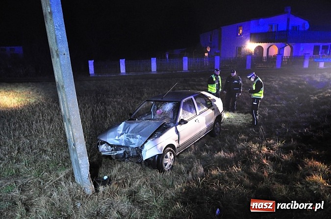 Zdjęcie w galerii na portalu naszraciborz.pl: W Nędzy renault uderzyło w słup energetyczny wiadomości z regionu