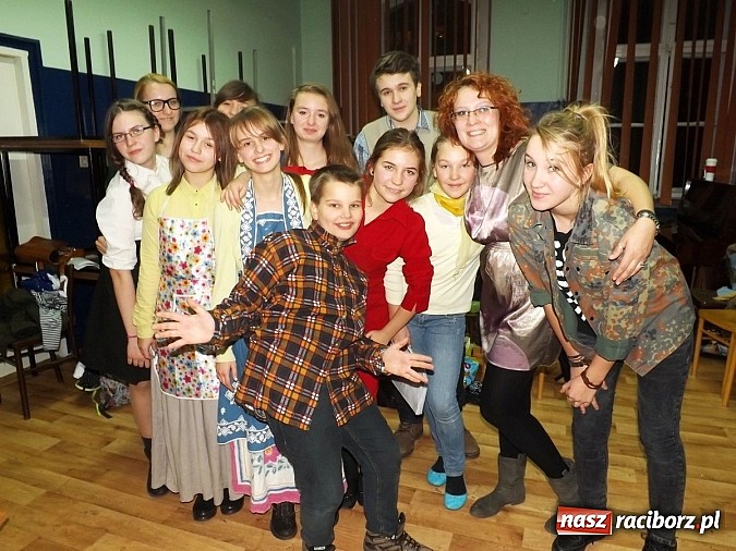 Zdjęcie w galerii na portalu naszraciborz.pl: MDK: Zwariowana cioteczka rozbawiła widzów wiadomości z regionu