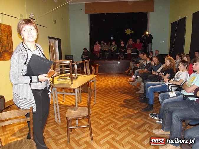 Zdjęcie w galerii na portalu naszraciborz.pl: MDK: Zwariowana cioteczka rozbawiła widzów wiadomości z regionu