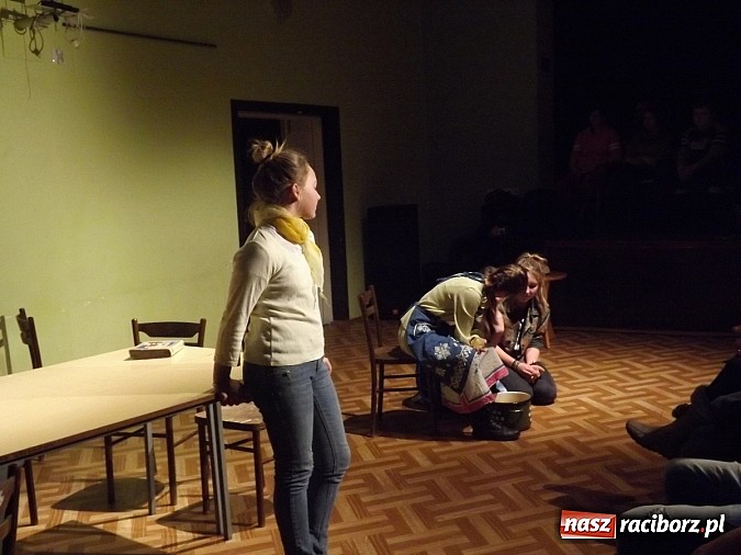 Zdjęcie w galerii na portalu naszraciborz.pl: MDK: Zwariowana cioteczka rozbawiła widzów wiadomości z regionu