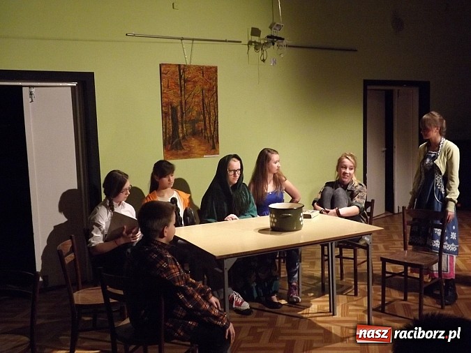 Zdjęcie w galerii na portalu naszraciborz.pl: MDK: Zwariowana cioteczka rozbawiła widzów wiadomości z regionu