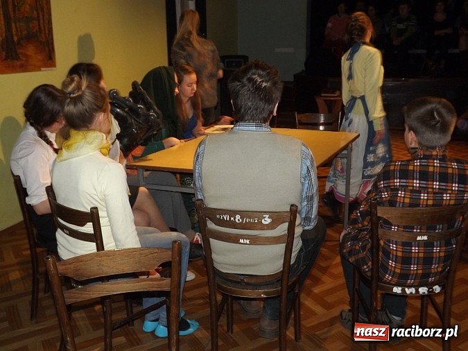 Zdjęcie w galerii na portalu naszraciborz.pl: MDK: Zwariowana cioteczka rozbawiła widzów wiadomości z regionu