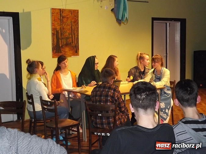 Zdjęcie w galerii na portalu naszraciborz.pl: MDK: Zwariowana cioteczka rozbawiła widzów wiadomości z regionu