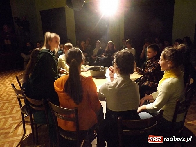 Zdjęcie w galerii na portalu naszraciborz.pl: MDK: Zwariowana cioteczka rozbawiła widzów wiadomości z regionu