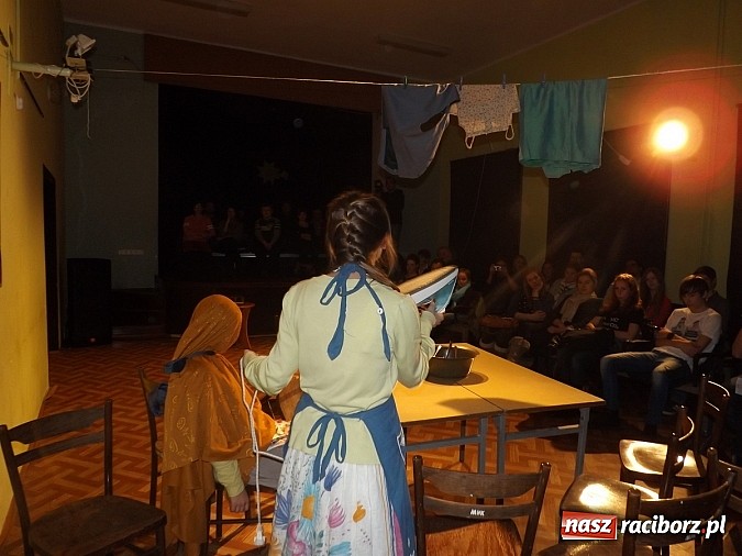 Zdjęcie w galerii na portalu naszraciborz.pl: MDK: Zwariowana cioteczka rozbawiła widzów wiadomości z regionu