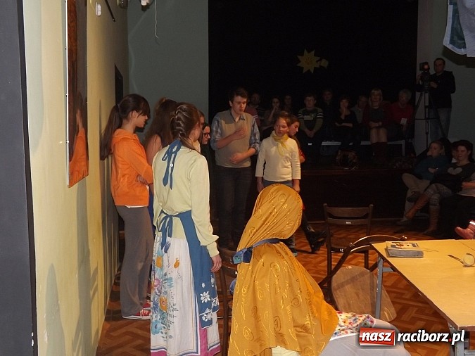 Zdjęcie w galerii na portalu naszraciborz.pl: MDK: Zwariowana cioteczka rozbawiła widzów wiadomości z regionu