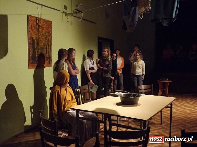 Zdjęcie w galerii na portalu naszraciborz.pl: MDK: Zwariowana cioteczka rozbawiła widzów wiadomości z regionu