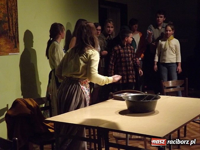 Zdjęcie w galerii na portalu naszraciborz.pl: MDK: Zwariowana cioteczka rozbawiła widzów wiadomości z regionu