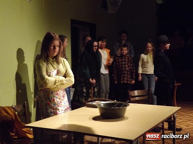 Zdjęcie w galerii na portalu naszraciborz.pl: MDK: Zwariowana cioteczka rozbawiła widzów wiadomości z regionu