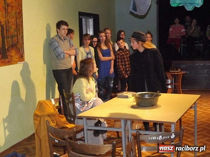 Zdjęcie w galerii na portalu naszraciborz.pl: MDK: Zwariowana cioteczka rozbawiła widzów wiadomości z regionu