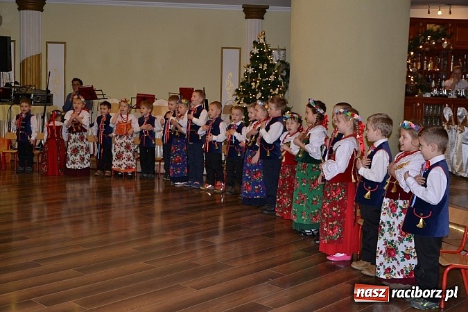 Zdjęcie w galerii na portalu naszraciborz.pl: Bajtle tancowały dla omów i opów wiadomości z regionu