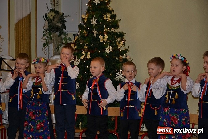 Zdjęcie w galerii na portalu naszraciborz.pl: Bajtle tancowały dla omów i opów wiadomości z regionu