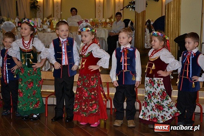 Zdjęcie w galerii na portalu naszraciborz.pl: Bajtle tancowały dla omów i opów wiadomości z regionu
