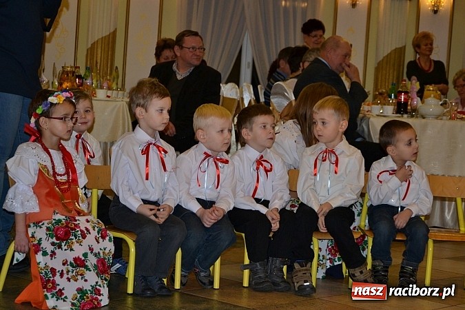 Zdjęcie w galerii na portalu naszraciborz.pl: Bajtle tancowały dla omów i opów wiadomości z regionu