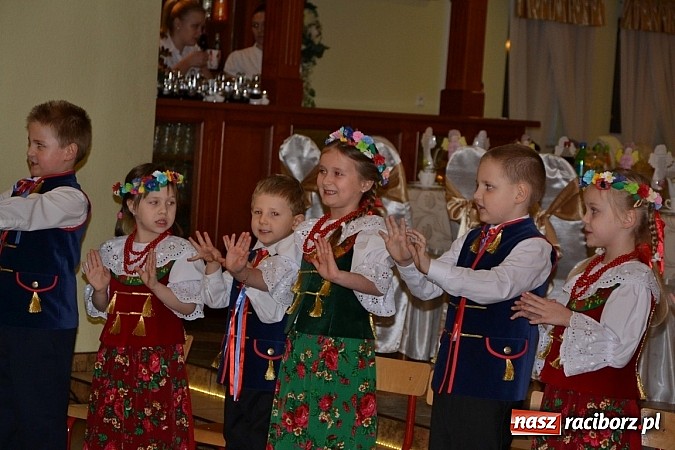 Zdjęcie w galerii na portalu naszraciborz.pl: Bajtle tancowały dla omów i opów wiadomości z regionu