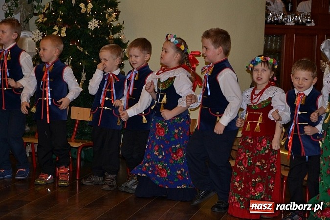 Zdjęcie w galerii na portalu naszraciborz.pl: Bajtle tancowały dla omów i opów wiadomości z regionu
