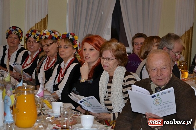 Zdjęcie w galerii na portalu naszraciborz.pl: Bajtle tancowały dla omów i opów wiadomości z regionu