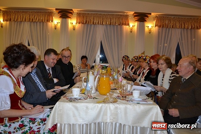 Zdjęcie w galerii na portalu naszraciborz.pl: Bajtle tancowały dla omów i opów wiadomości z regionu