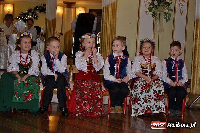 Zdjęcie w galerii na portalu naszraciborz.pl: Bajtle tancowały dla omów i opów wiadomości z regionu