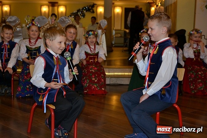 Zdjęcie w galerii na portalu naszraciborz.pl: Bajtle tancowały dla omów i opów wiadomości z regionu