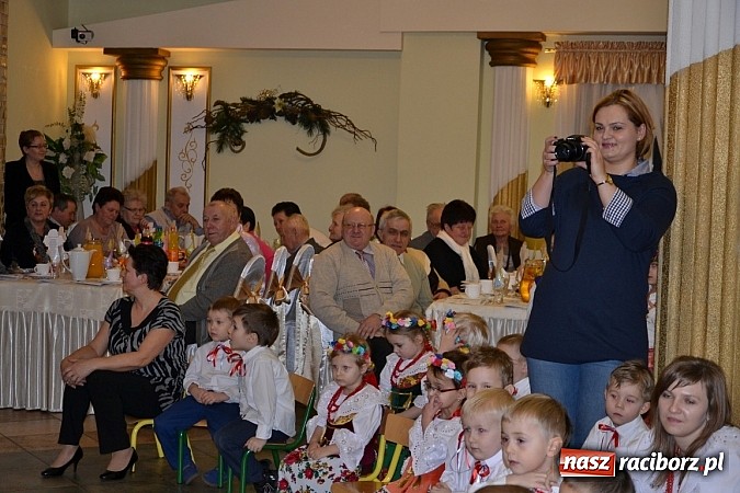 Zdjęcie w galerii na portalu naszraciborz.pl: Bajtle tancowały dla omów i opów wiadomości z regionu