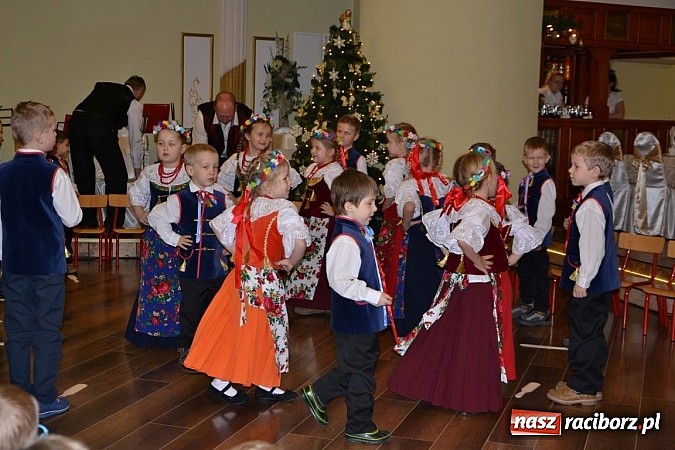 Zdjęcie w galerii na portalu naszraciborz.pl: Bajtle tancowały dla omów i opów wiadomości z regionu