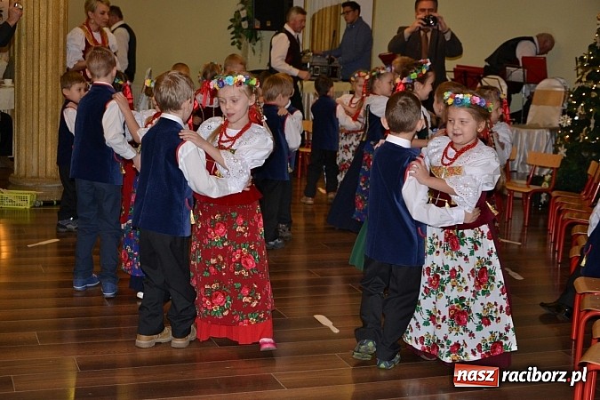 Zdjęcie w galerii na portalu naszraciborz.pl: Bajtle tancowały dla omów i opów wiadomości z regionu