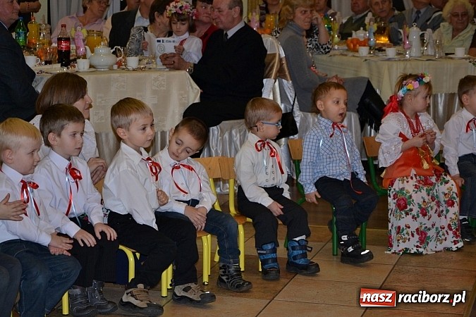 Zdjęcie w galerii na portalu naszraciborz.pl: Bajtle tancowały dla omów i opów wiadomości z regionu