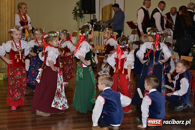 Zdjęcie w galerii na portalu naszraciborz.pl: Bajtle tancowały dla omów i opów wiadomości z regionu