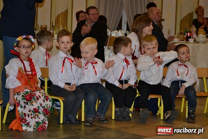 Zdjęcie w galerii na portalu naszraciborz.pl: Bajtle tancowały dla omów i opów wiadomości z regionu