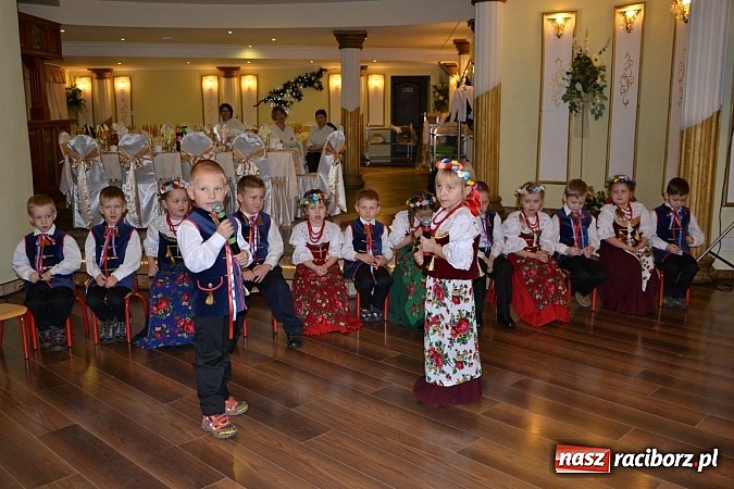 Zdjęcie w galerii na portalu naszraciborz.pl: Bajtle tancowały dla omów i opów wiadomości z regionu
