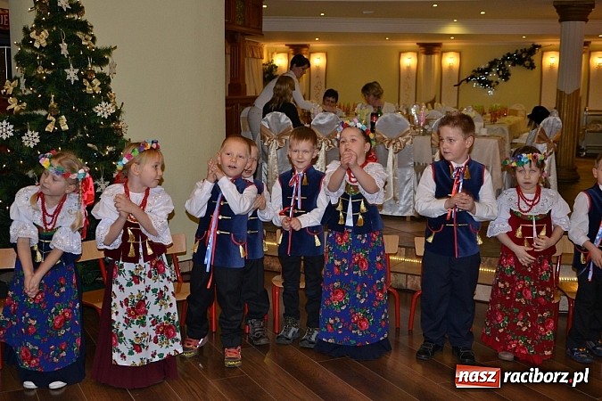 Zdjęcie w galerii na portalu naszraciborz.pl: Bajtle tancowały dla omów i opów wiadomości z regionu