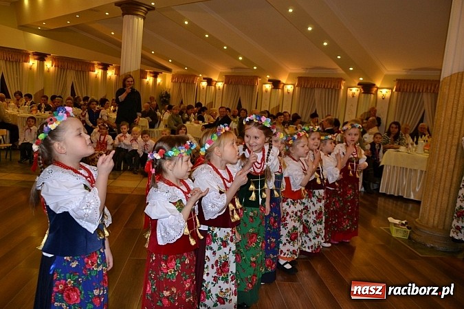 Zdjęcie w galerii na portalu naszraciborz.pl: Bajtle tancowały dla omów i opów wiadomości z regionu