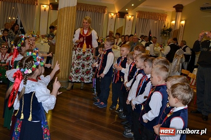 Zdjęcie w galerii na portalu naszraciborz.pl: Bajtle tancowały dla omów i opów wiadomości z regionu